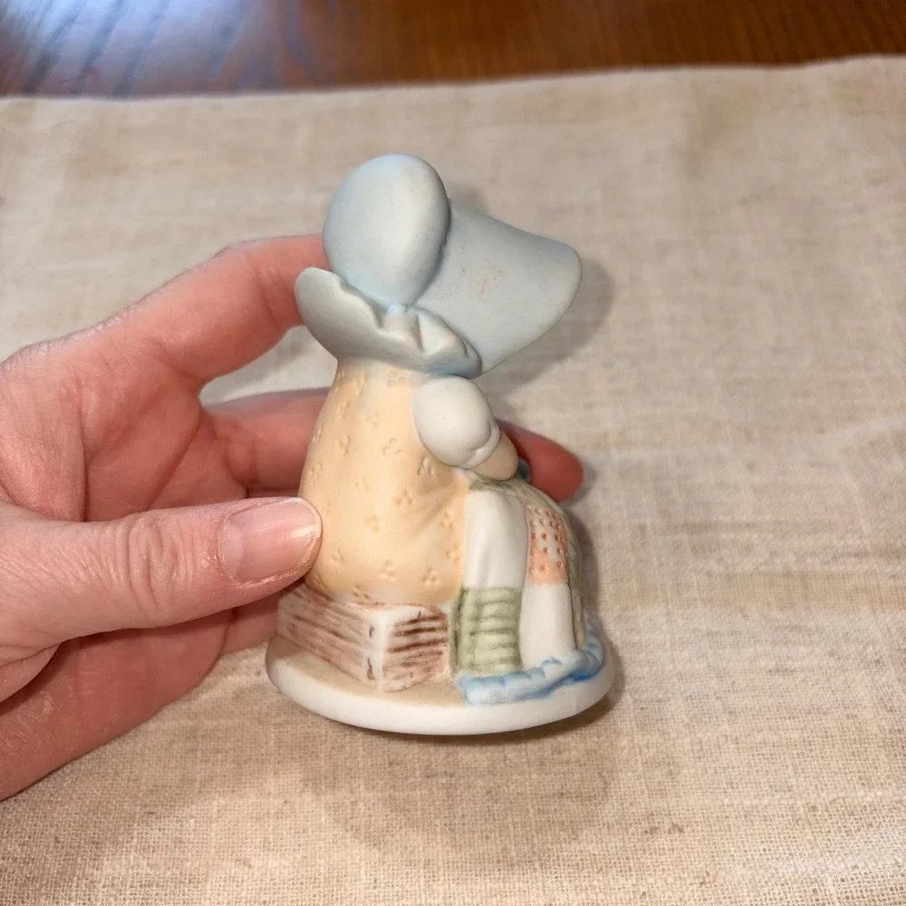 Circle of Friends by‎ Masterpiece Porcelain Figurines Boy Girl Set Eccl 9:10